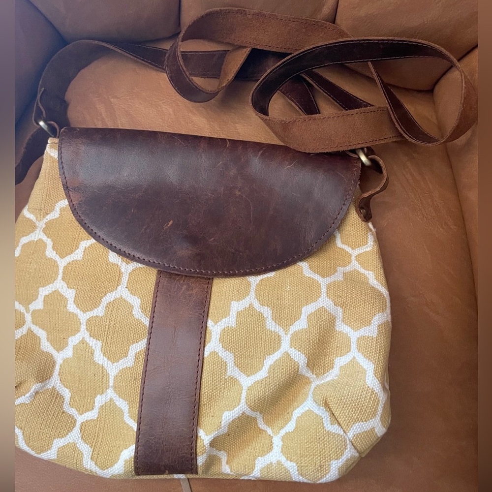 Joyn Leather Strap Crossbody Purse bag yellow and white magnetic closure w/flaw